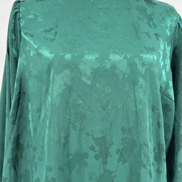 Torrid DISNEY MINNIE & MICKEY Emerald Green JACQUARD PUFF SLEEVE BLOUSE size 1x - Picture 4 of 9